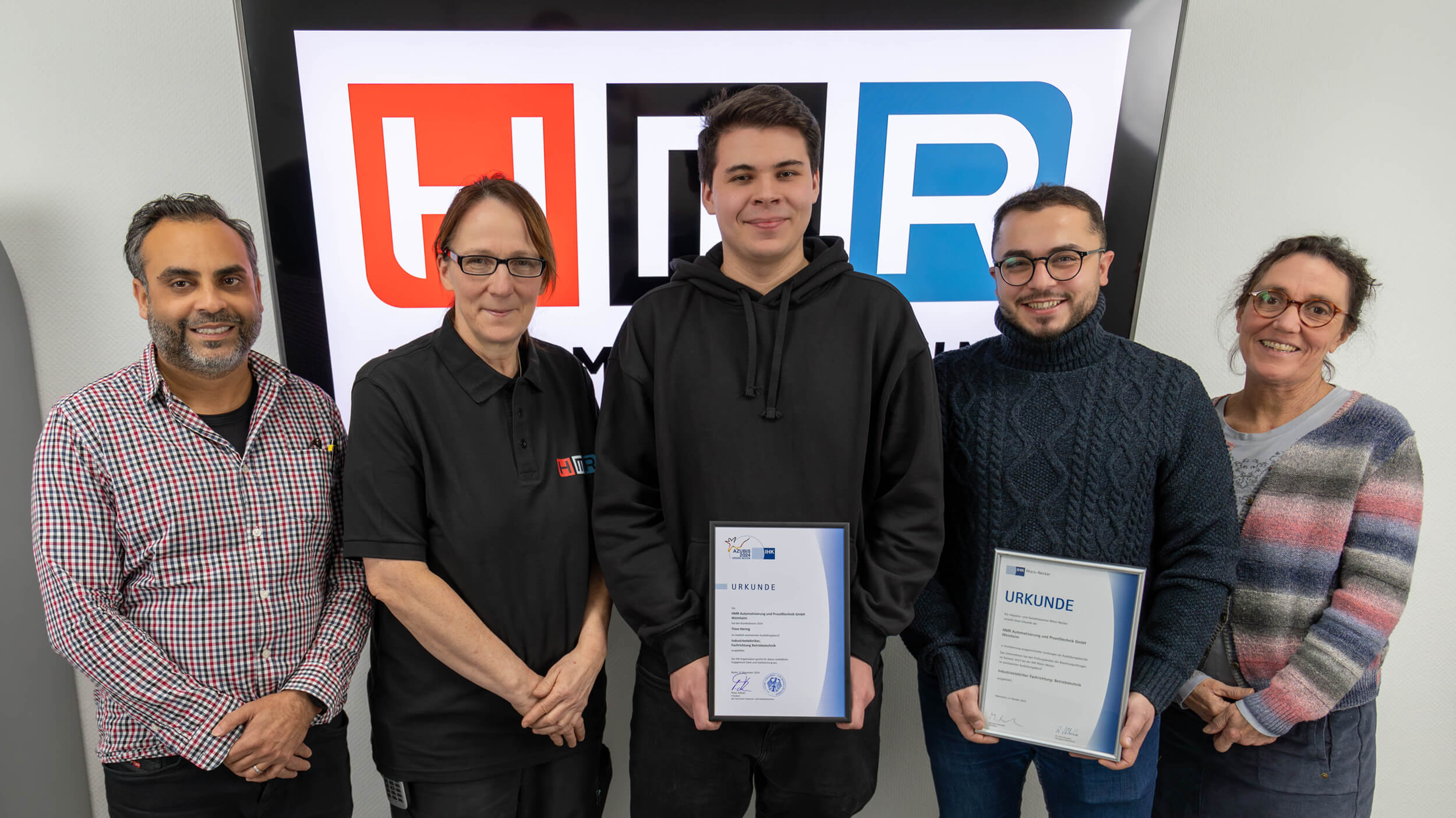 Teambild mit Auszubildenden und deren Auszeichnung