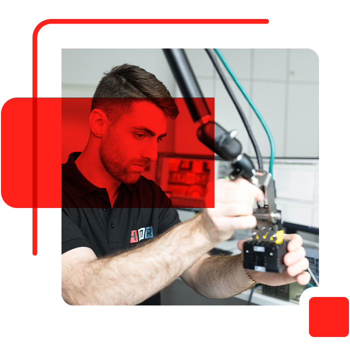 Mitarbeiter am Arbeiten Automatisierung Programmierung