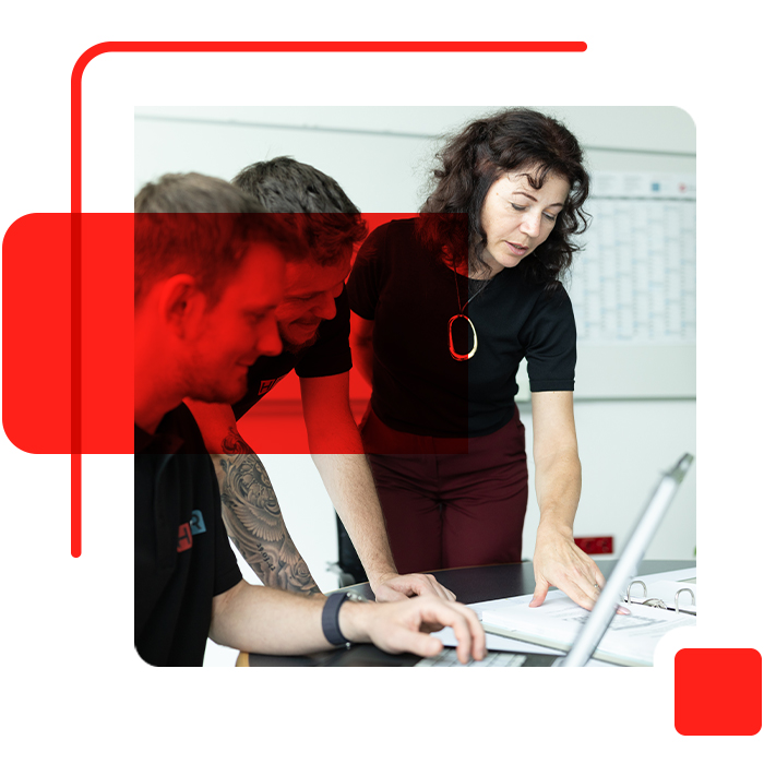 Mitarbeiter an der Hardwareplanung