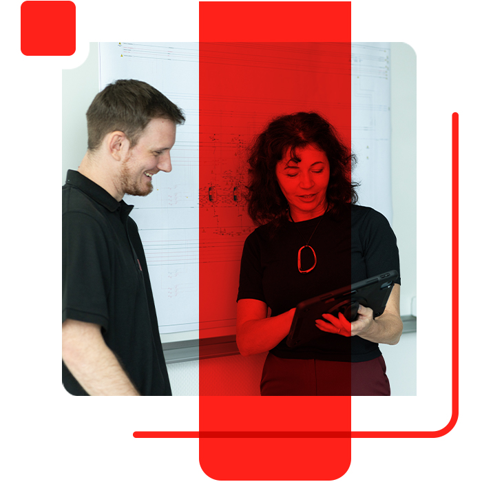 Zwei Mitarbeiter besprechen sich am Tablet